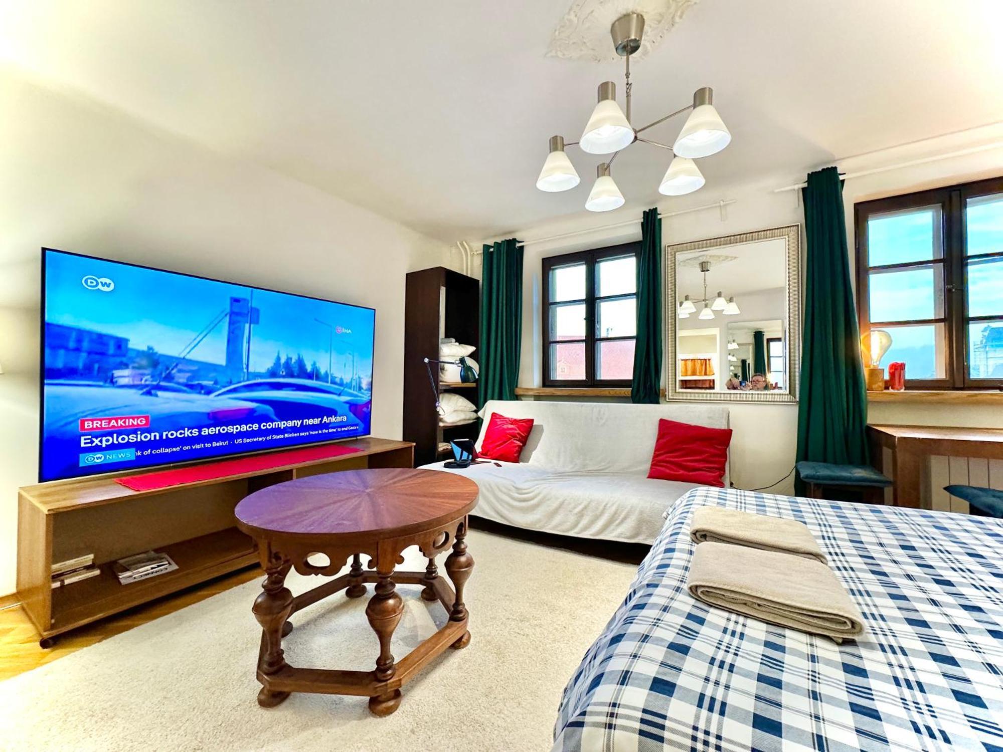 Old Town Best View Wifi 300 Mb/S Huge Screen Netflix Appletv Amazontv Βαρσοβία Εξωτερικό φωτογραφία